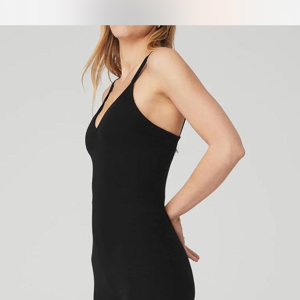 ALO Yoga Black Bodycon Jumpsuit with Sleeveless Design and V-Neck